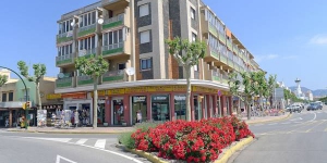  Apartment Edificio Catalunya Empuriabrava is a 3-room apartment, 65 m2 on 3rd floor. It is located in the district of Poblado Típico, in the centre of Empuriabrava, 300 m from the sea, 300 m from the beach.