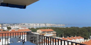  This is a part of an apartment block "VISTAMAR", 6-storey building, situated outside the resort, 3 km from the centre of L'Escala, in a sunny position, 600 m from the sea, 1 km from the beach. The apartment is covered with WIFI and offers swimming pool for shared use.
