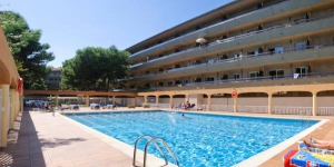  El RVHotels Apartamentos La Pineda se encuentra en L'Estartit, a solo 50 metros de la playa. Dispone de piscina exterior para adultos y niños y ofrece apartamentos con TV y balcón privado.