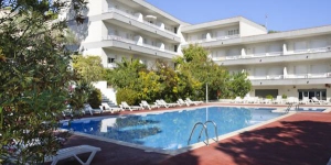 Deze elegante appartementen liggen op slechts 150 m van het gouden zand en het milde mediterrane zeewater van Platja d'Aro. Ze beschikken over een groot openluchtzwembad in een prachtige boomrijke tuin.