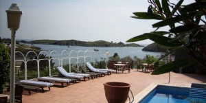  L'Hotel Port-Lligat vous accueille dans la baie de Port-Lligat, à 30 mètres de l'incroyable maison-musée de Dalí. Il dispose d'une piscine avec solarium, d'une terrasse bien exposée, d'un parking privé gratuit et d'un bain à remous.
