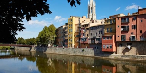  El Girona Cool Apartments está situado a 100 metros de la catedral de Gerona, y dispone de apartamentos elegantes provistos de balcón con vistas a la ciudad y al río. Los baños árabes se encuentran a 200, y hay conexión Wi-Fi gratuita.