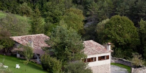  El Mas Pinoses està situat a la localitat de Les Lloses, al parc natural del Castell de Montesquiu, als Pirineus. Aquesta casa rural tradicional ofereix un jardí extens amb una terrassa moblada.