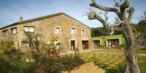  Surrounded by the forests and vineyards of Baix Empordà, this restored 14th-century country house is located in Vall-Llobrega. It offers an outdoor pool and smart rooms with a plasma TV.