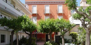  Set 5 minutes’ drive from Calella and Llafranc Beaches in the Costa Brava, Hostal Plaja is located in Palafrugell. Featuring free Wi-Fi and on-site parking, the stylish guest has a bar and breakfasts.