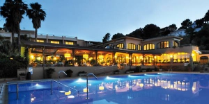  L'hotel Sa Punta es troba envoltat d'uns jardins bonics, a menys de 500 metres de la platja de Sa Punta. Disposa de piscina exterior, spa i habitacions amb balcó.