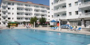  L'aparthotel Apartamentos Europa, situat a 350 metres de la platja de Blanes, acull diverses instal·lacions d'oci, com ara una piscina, una piscina infantil i un restaurant. Hi ha internet Wi-Fi gratuïta a la terrassa i al restaurant.