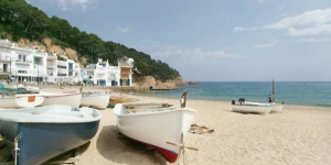  Das kleine familiengeführte Hotel Tamariu erwartet Sie im malerischen Ort Tamariu mit Blick auf den Strand an der Costa Brava. Sie wohnen unweit der französischen Grenze.