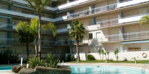  Het Bertur Port Canigó beschikt over appartementen met een eigen, gemeubileerd balkon en ligt in Santa Margarita, een woonwijk van Roses. De accommodatie heeft een gemeenschappelijk buitenzwembad en een hot tub.