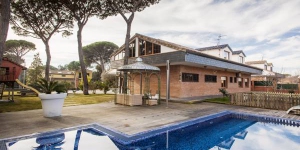  Située à Vidreres, à 5 minutes de route de la gare de Sils, l'AS La Casa Gran dispose d'un jardin avec une piscine extérieure et un barbecue. La villa est dotée d'une terrasse, d'une télévision à écran plat et d'une salle de bains privative.