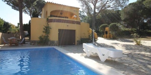  This detached holiday home with private swimming pool is located in the Puig Sec district of the town of L Escala. The holiday home has a large garden and a partially covered terrace which assures you can find a spot in the shade during the warmer days.