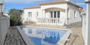  This detached holiday home with a private swimming pool is located in the Riells de Dalt area of L Escala. The holiday home is nicely furnished and has an walled garden with a terrace where you can enjoy a barbeque or take a refreshing dip in the triangular swimming pool.