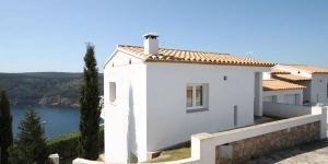  This detached holiday home with is located at the highest point of Montgó mountain. in the beach resort of L Escala.