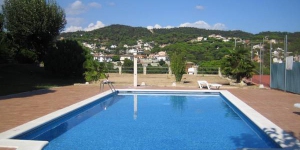  Featuring a tennis court and a swimming pool with hot tub, Hostal Los Pinares offers rooms a 5-minute drive from Lloret de Mar. The property has free Wi-Fi throughout.
