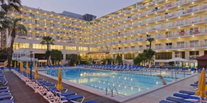  El Hotel Oasis Park se encuentra a 5 minutos a pie de la tranquila playa de Fenals y a 15 minutos a pie del animado centro de Lloret de Mar. Cuenta con piscinas al aire libre, un spa y un gimnasio.