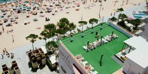  Este hotel se encuentra en la playa de Platja d'Aro y ofrece gimnasio, bañera de hidromasaje y piscina en la azotea. Las habitaciones cuentan con aire acondicionado, balcón privado, conexión Wi-Fi gratuita y TV vía satélite.