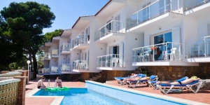 Deze mooie appartementen bevinden zich op slechts enkele meters van het strand. Ze hebben een gemeubileerd balkon waar u kunt genieten van de frisse zeelucht.