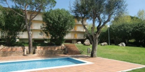  El Royal S'Alguer Lafosca està situat a només 3 km del centre de Palamós i a 5 minuts a peu de la cala la Fosca. L'establiment ofereix una piscina exterior compartida, un jardí i aparcament privat.