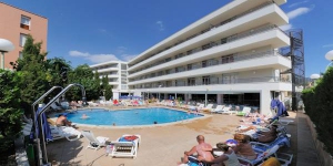  El Medplaya Aparthotel Esmeraldas está a 650 metros de la playa de Tossa de Mar, en la Costa Brava. Ofrece una piscina al aire libre de temporada y apartamentos con aire acondicionado, TV vía satélite y balcón privado.