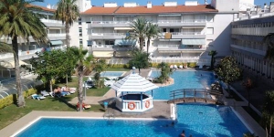  Located in L'Estartit in the Costa Brava, Mar Dor Apartments offers a shared outdoor pool, and a restaurant. L'Estartit Beach is a 5-minute walk away.