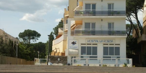  L'Hostal La Fosca està situat davant de la platja, a Palamós. L'establiment ofereix un restaurant de cuina local de qualitat i Wi-Fi gratuïta.