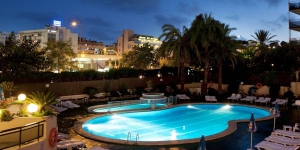   Aufenthalt im Herzen von Lloret de Mar  Die Budget Hotel befindet sich nur 350 m von den Stränden von Lloret de Mar an der Costa Brava entfernt. Die Zimmer verfügen über einen Balkon mit Blick auf den Pool.