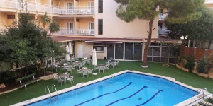   Lloret de Mar&nbsp;: séjournez au cœur de la ville  L'Hotel Frigola se trouve à Lloret de Mar, à seulement 2 minutes à pied de la plage de la ville. Il propose une piscine extérieure, un restaurant et une connexion Wi-Fi gratuite.