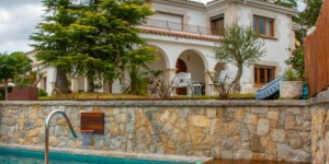  Le Montjuic Bed & Breakfast occupe une villa de style néoclassique du beau quartier de Montjuic, à Gérone, à 500 mètres de la cathédrale et du quartier juif. Il possède une terrasse avec piscine offrant une vue imprenable sur Gérone.