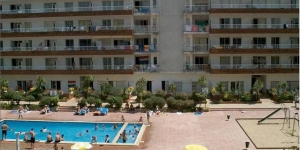  RVHotels Apartamentos Lotus are located 400 metres from S’Abanell Beach in Blanes. The complex has a seasonal, outdoor swimming pool and well-equipped apartments with balconies.