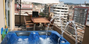   L'Apartaments Girona ofereix un apartament de planta oberta tipus loft al barri històric de Girona, a 500 m de la catedral. Hi ha Wi-Fi gratuïta.
