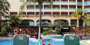  Este hotel está a 800 metros de la playa de Tossa de Mar y ofrece conexión Wi-Fi gratuita en las zonas comunes. Además, cuenta con un solárium y con 3 piscinas al aire libre rodeadas de palmeras.