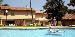  Offering an outdoor pool, Holiday home Village Golf Beach - Villa 3 bedrooms is located in Pals. Free WiFi access is available in this holiday home.