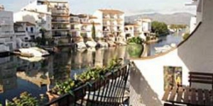  Apartment Port Banyuls is a self-catering accommodation located in Empuriabrava. The property is 1.
