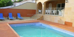  Located in Empuriabrava, Villa Pani 100 A offers an outdoor pool. The property is 1 km from Windoor Realfly.