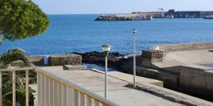  Apartment Embarcadero I is a self-catering accommodation located in Llanca. There is a full kitchen with a microwave and an oven.