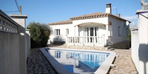  Holiday home Guti is located in L'Escala. There is a full kitchen with a microwave and an oven.