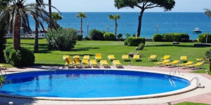  Este elegante hotel se encuentra en la Costa Brava, en la playa de San Pol. Está en un recinto ajardinado de 8.