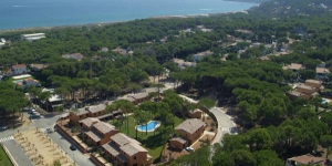  Casas Golf Relax is located 500 metres from Platja de Pals Golf Course and 600 metres from Pals Beach. The complex features a garden with an outdoor swimming pool.