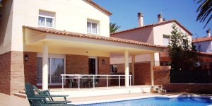  Featuring a private outdoor pool and covered terrace, Apart-rent Villa Pani is located in Empuriabrava, 20 minutes’ walk from the beach. It includes air conditioning and free private parking.