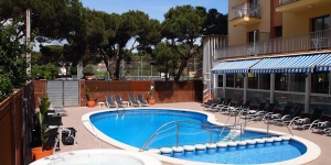  Located just 330 ft from S’Abanell Beach in Blanes, this hotel features an outdoor swimming pool and free Wi-Fi in public areas. All rooms include a private balcony and air conditioning.