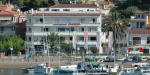  Das Marina befindet sich im Yachthafen von L'Estartit und ist nur 200 m vom Strand entfernt. Dieses Apartment mit 3 Schlafzimmern verfügt über einen eigenen Balkon mit Meerblick.
