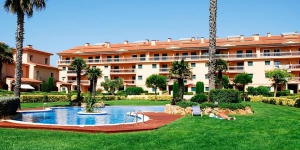  Port Pals is located next to the beach in Platja de Pals, on the Costa Brava. It offers an outdoor pool and apartments with a private balcony.