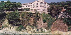 El Sant Roc está situado en una colina con vistas a la bahía y a la localidad de Calella de Palafrugell, en la Costa Brava. Ofrece habitaciones con aire acondicionado y balcón.