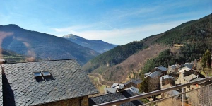  Situated in the Pyrenees, in the peaceful town of Queralbs, Apartamento Queralbs boasts a small balcony with mountain views and offers accommodation with heating and private parking. This duplex apartment includes a bright living area with a wood-burning stove, TV, and dining table.