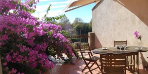  Located in Castelló d'Empúries, 8 km from Peralada and 200 metres from La Muga River, La Muralla - Perelada apartment offers a private furnished terrace and a balcony. The property features classic-style and rustic décor and comes with 4 bedrooms and 2 bathrooms.