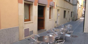 Hostal Noray is 500 ft from Sant Feliu de Guíxols Beach, on the Costa Brava. It offers a bar and simple rooms with free Wi-Fi and a private bathroom.