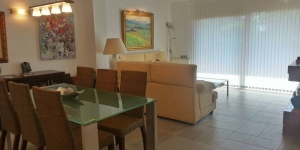  Located in Sant Antoni de Calonge, Apartaments Marítim Torre Valentina offers an outdoor pool and a tennis court. Accommodation will provide you with air conditioning, a terrace and a seating area.