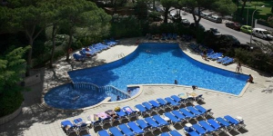  Surplombant la Méditerranée, l'Hotel Blaumar propose une piscine extérieure et se trouve à 2 minutes à pied de la plage. Moyennant un supplément, vous bénéficierez d'une salle de sport, d'un sauna et d'un hammam.