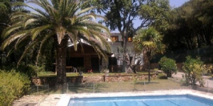  Dotée d'une piscine extérieure privée et d'un court de tennis, la maison de vacances Casa Margarita se trouve à Lloret de Mar, à 2,5 km du centre-ville et de la plage. Cette maison de 5 chambres dispose d'un salon avec des canapés et une télévision.