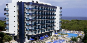  El Hotel Blaucel, situado a 50 metros de la playa de Blanes, alberga una piscina cubierta y otra de temporada al aire libre. Sus habitaciones tienen un balcón privado con vistas parciales al mar.